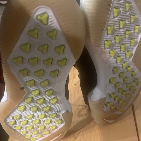 Black and white Nike Flywire athletic shoes. In great condition. - Picture 4 of 4